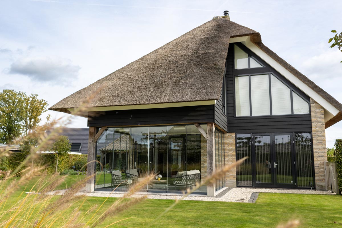 glazen-schuifwanden-onder-bestaande-overkapping-in-berkel-enschot-02_project2024_outdoorpleasure