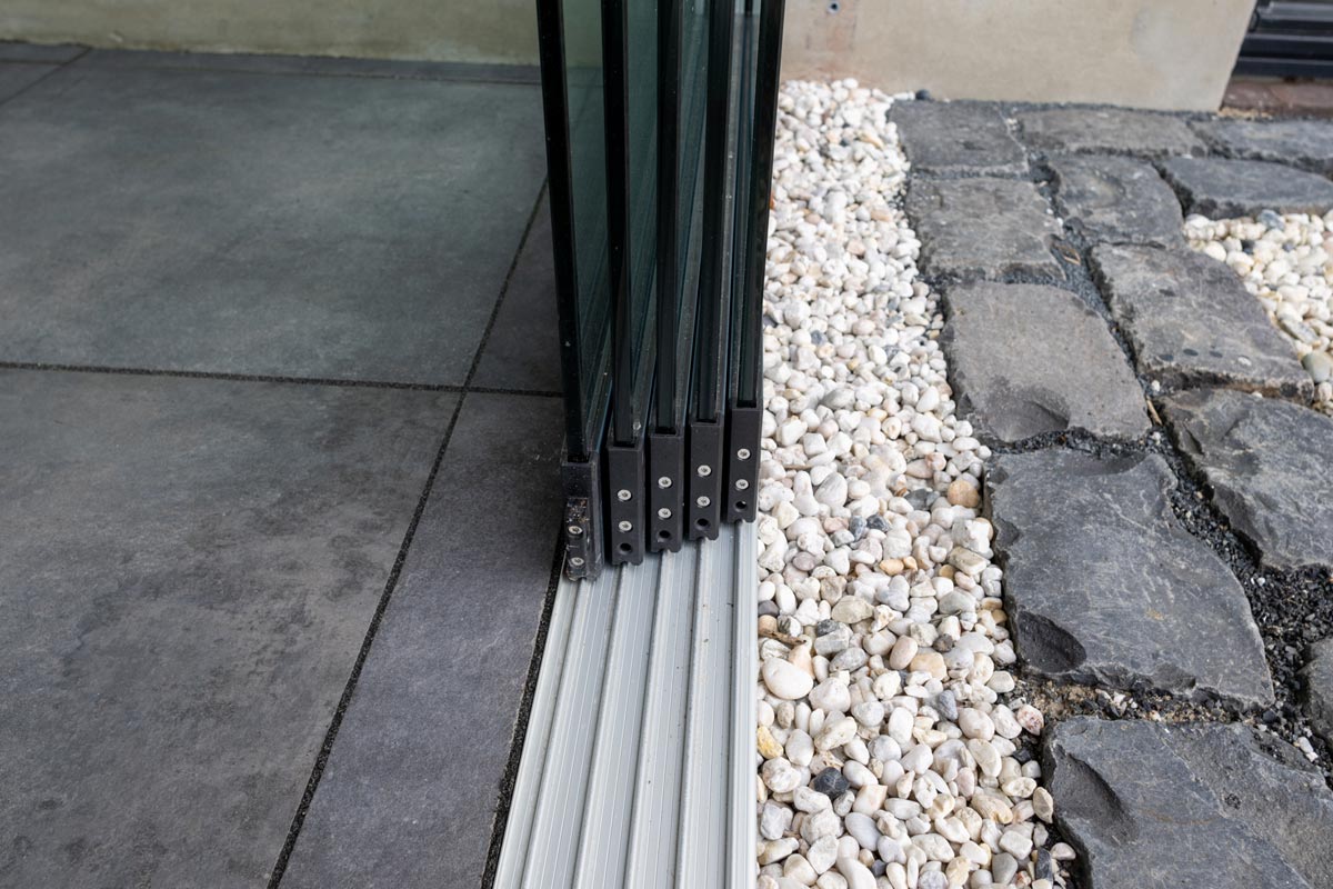 glazen-schuifwanden-onder-bestaande-overkapping-in-berkel-enschot-03_project2024_outdoorpleasure