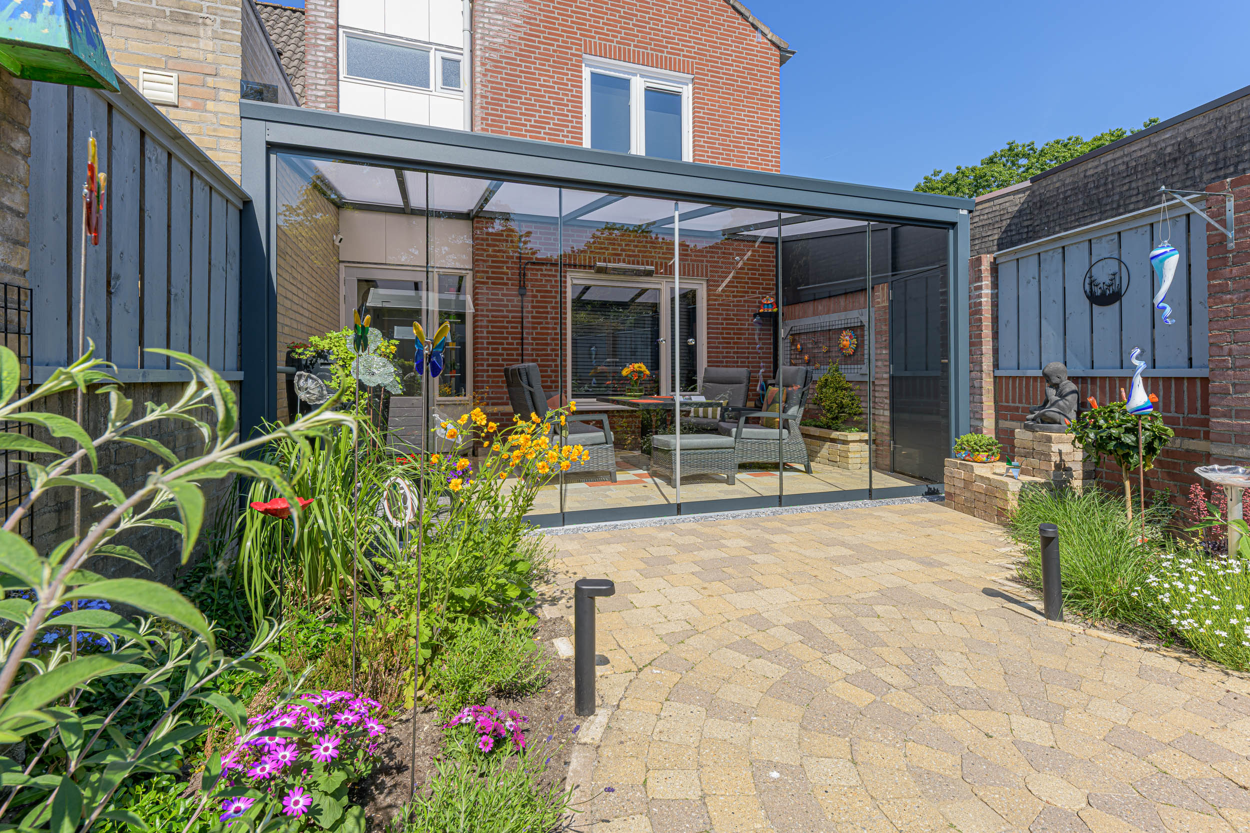 kleine overkapping in een smalle tuin