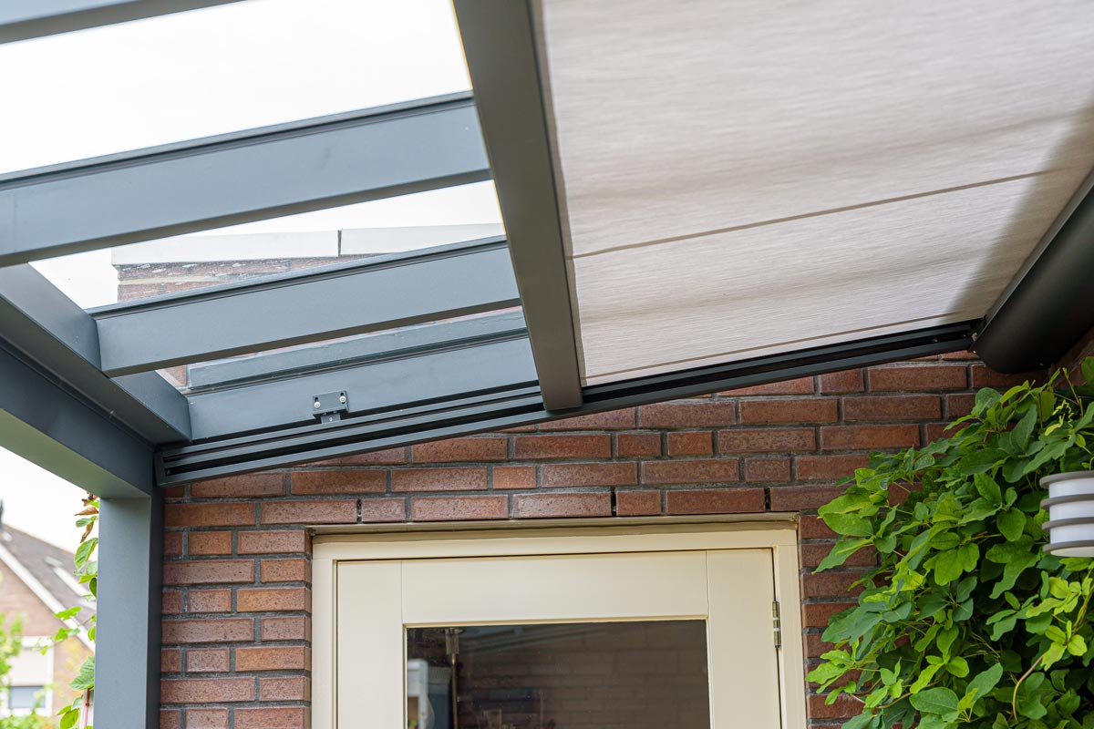 Terrasoverkapping met glasdak en onderdakzonwering in Etten-Leur