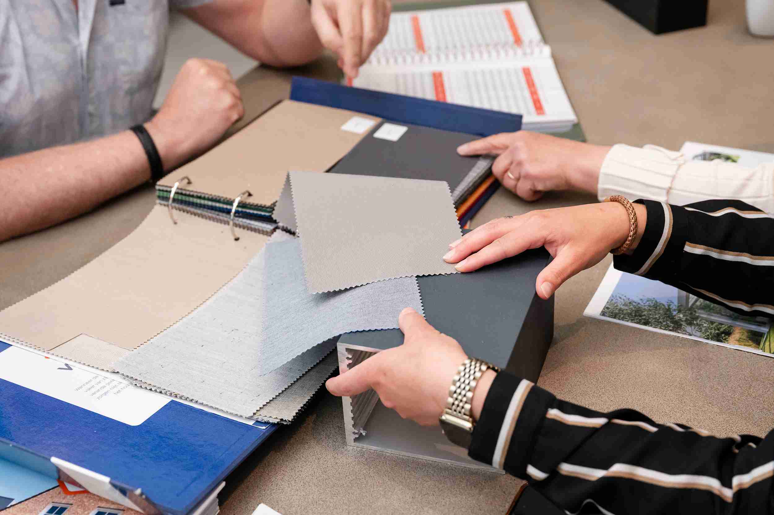 Adviesgesprek in de showroom van Outdoor Pleasure